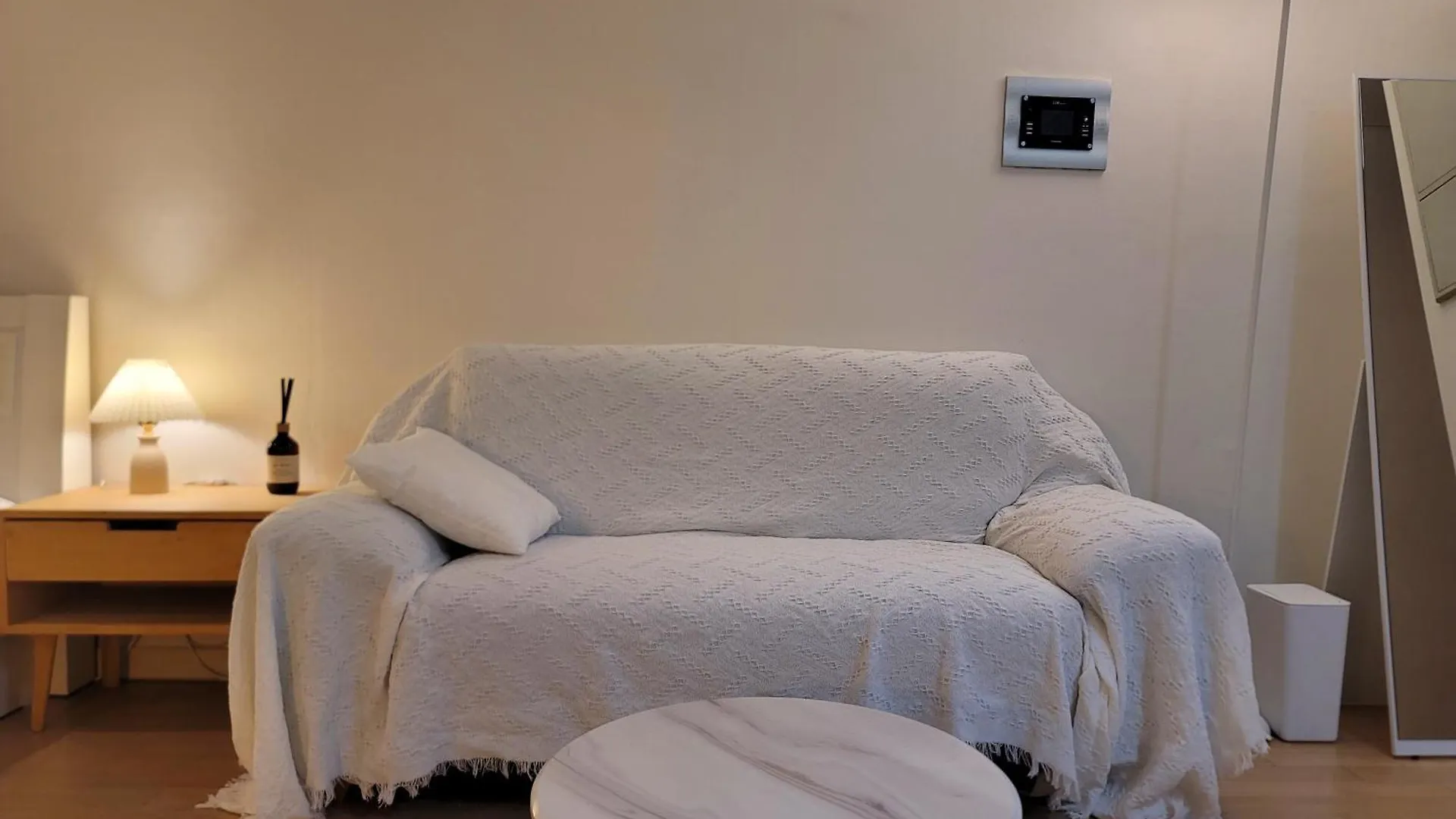 Apartment Ferienwohnung Comfortable Gangnam House In The City Center-03 Seoul